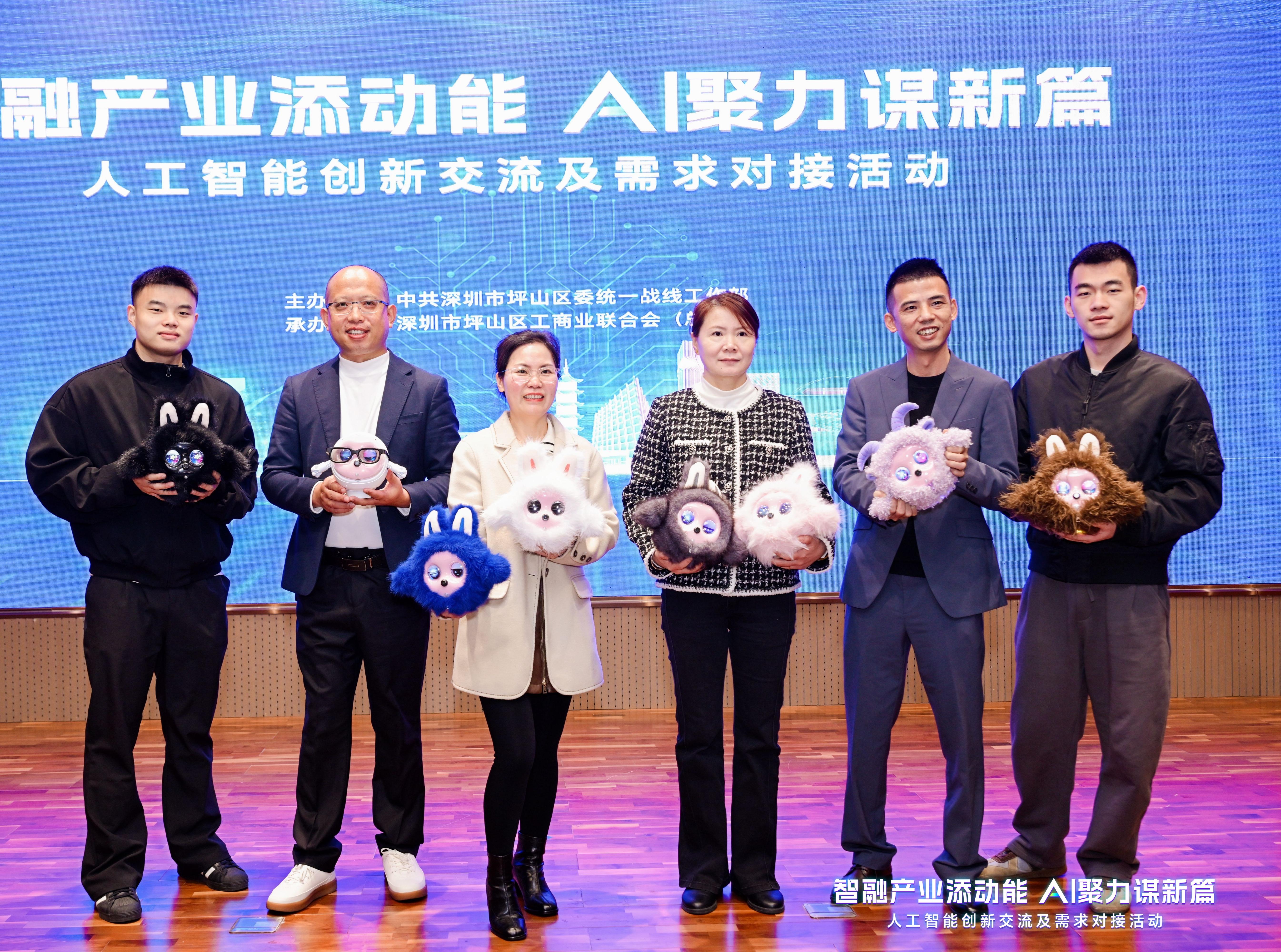 Intelligentie integreert in de industrie en voegt momentum toe | De AI Pet Robot K-Baby van CNK Electronics schittert op de Pingshan Innovation Exchange en fascineert het publiek!